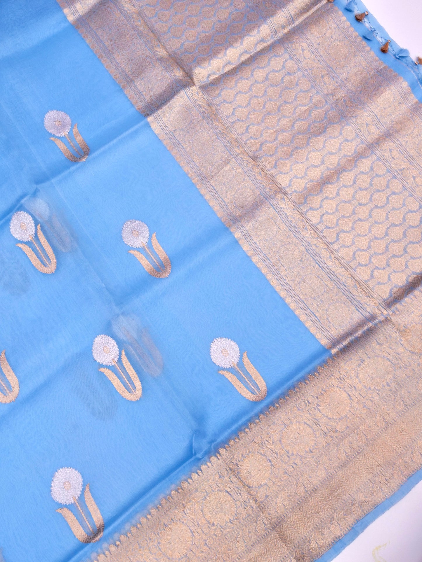 Handloom Banarasi Kora Organza Saree with Kadhwa Buti