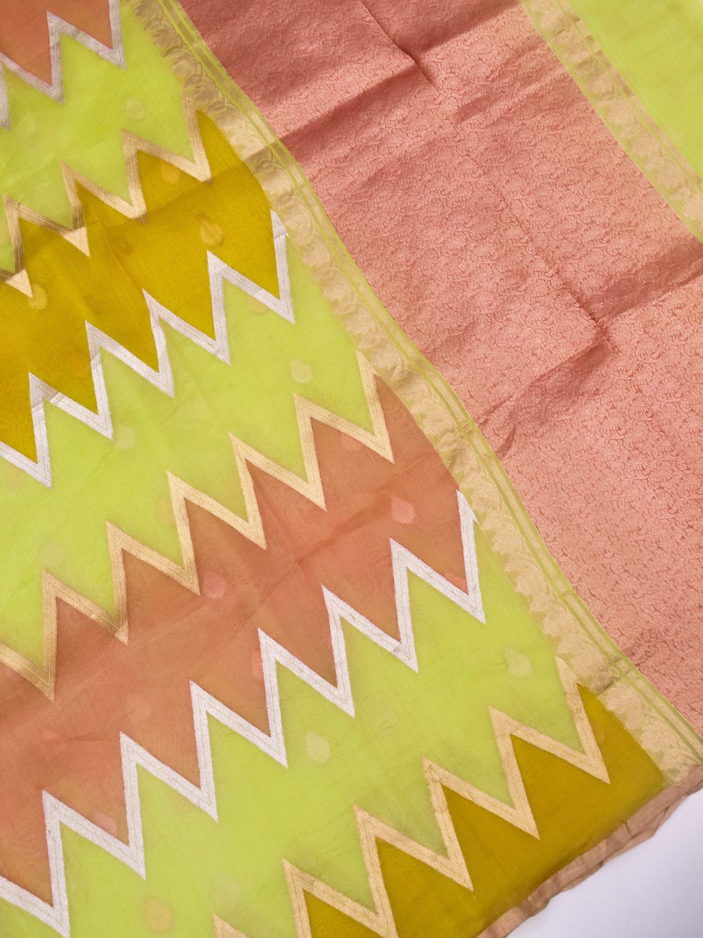 Handloom Banarasi Kora Organza Saree with Kadhwa Buti
