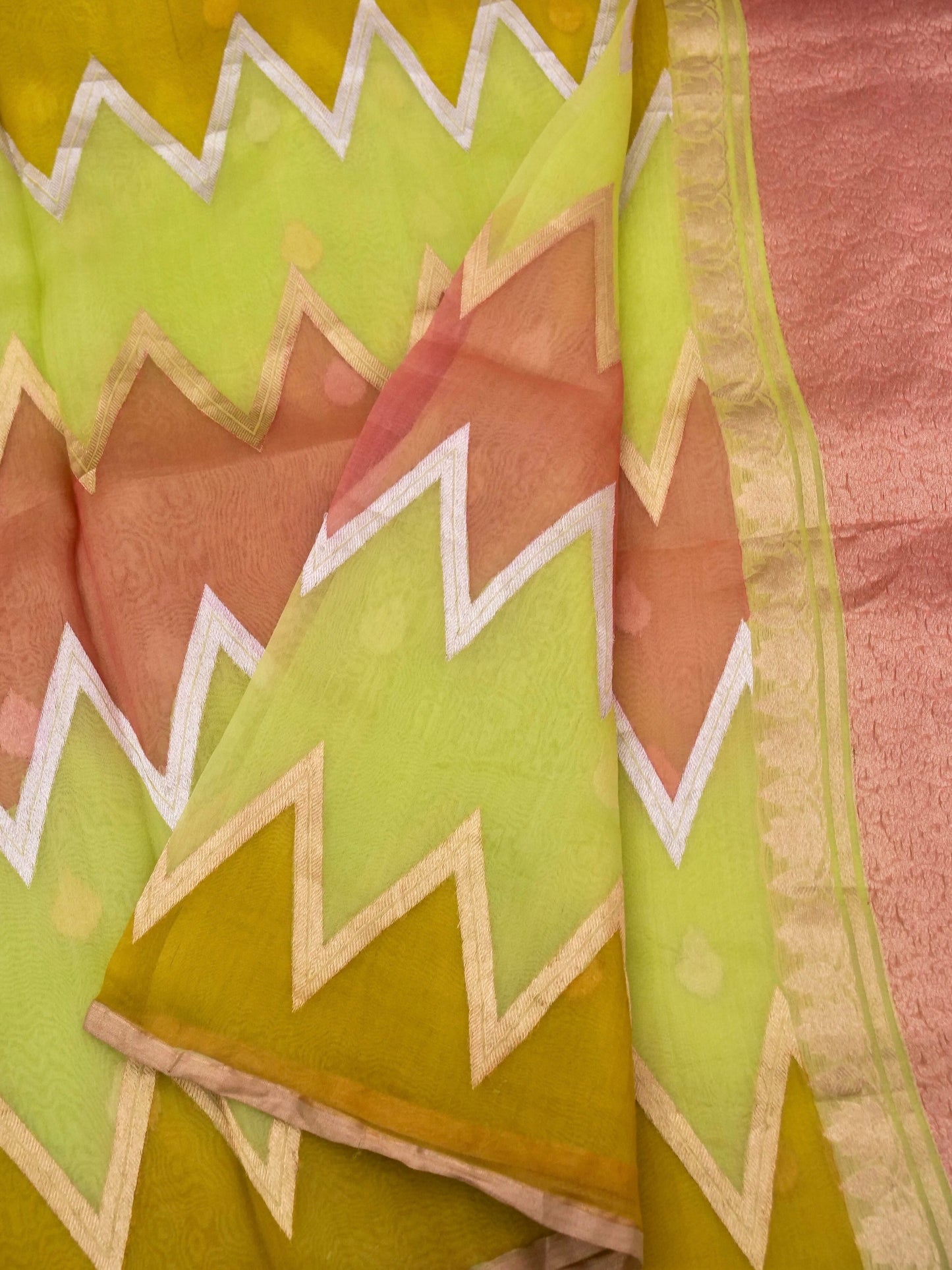 Handloom Banarasi Kora Organza Saree with Kadhwa Buti