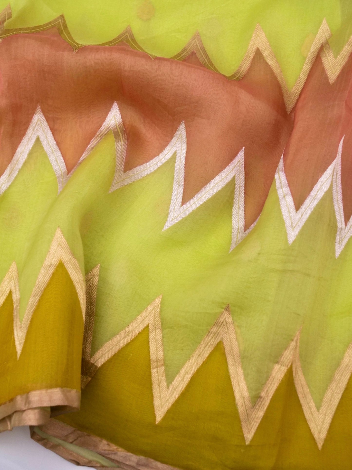 Handloom Banarasi Kora Organza Saree with Kadhwa Buti
