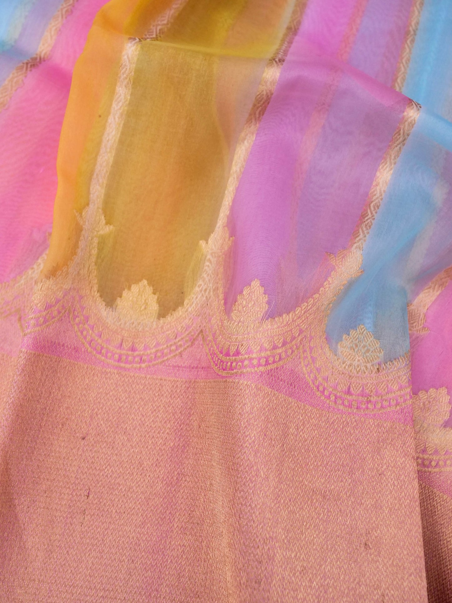 Handloom Banarasi Kora Organza Saree with Kadhwa Buti Weaving