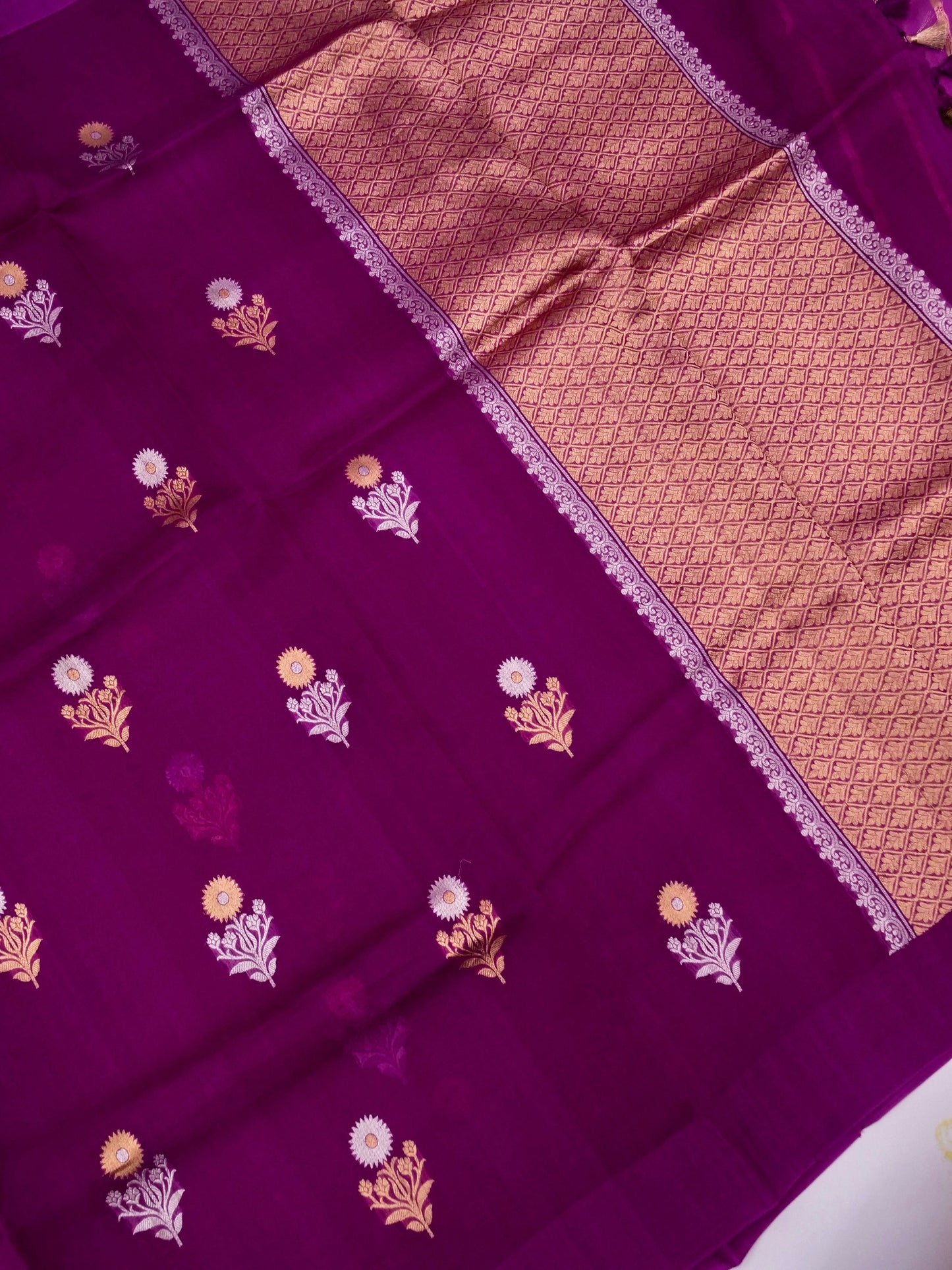 Handloom Banarasi Pure Kora Organza Saree with Kadhwa Buti