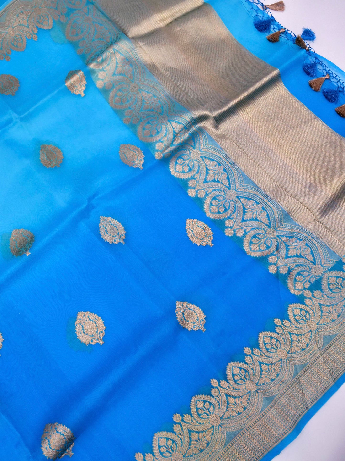 Handloom Banarasi Kora Organza Saree with Kadhwa Buti