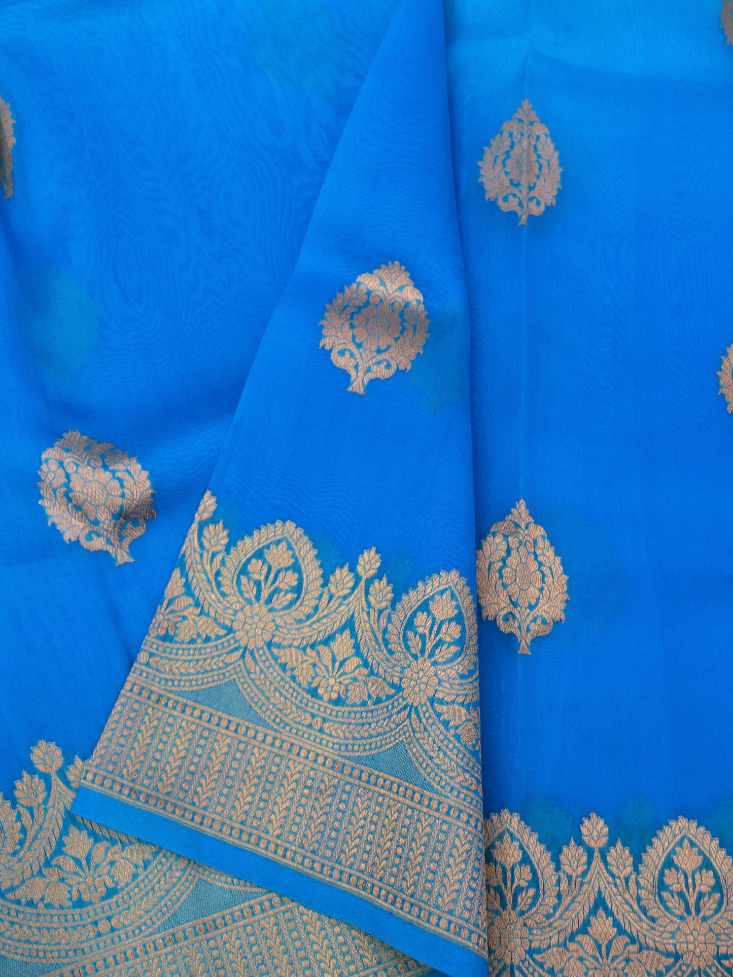 Handloom Banarasi Kora Organza Saree with Kadhwa Buti