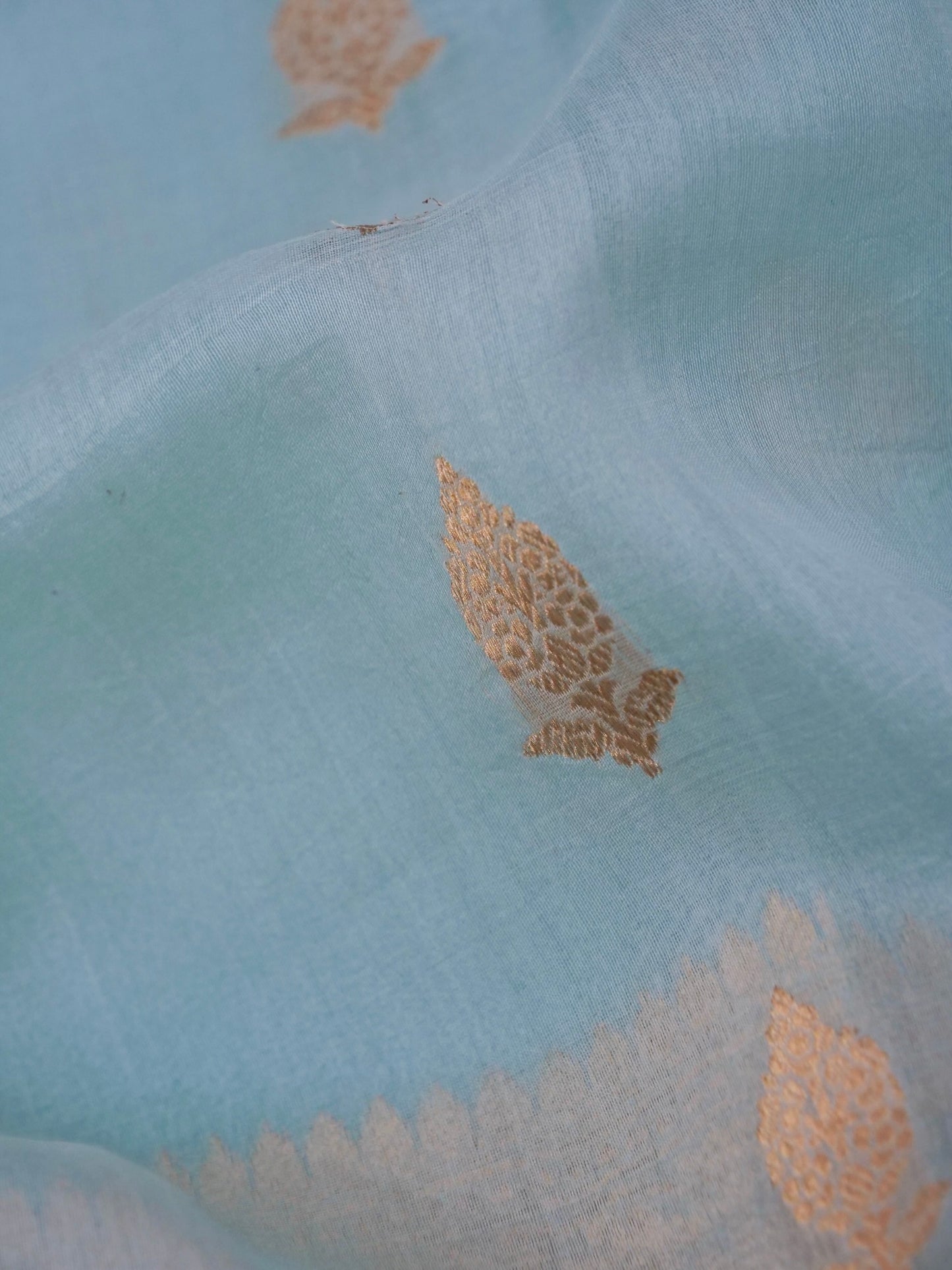 Handloom Banarasi Pure Kora Organza kadhwa Buti Weaving