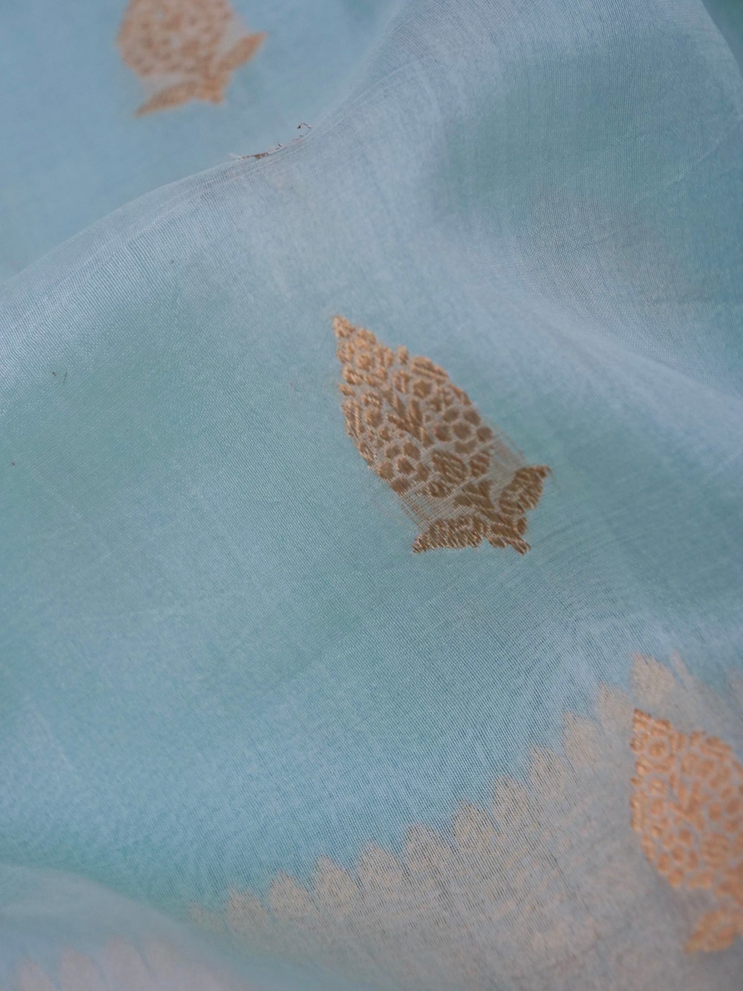 Handloom Banarasi Pure Kora Organza kadhwa Buti Weaving