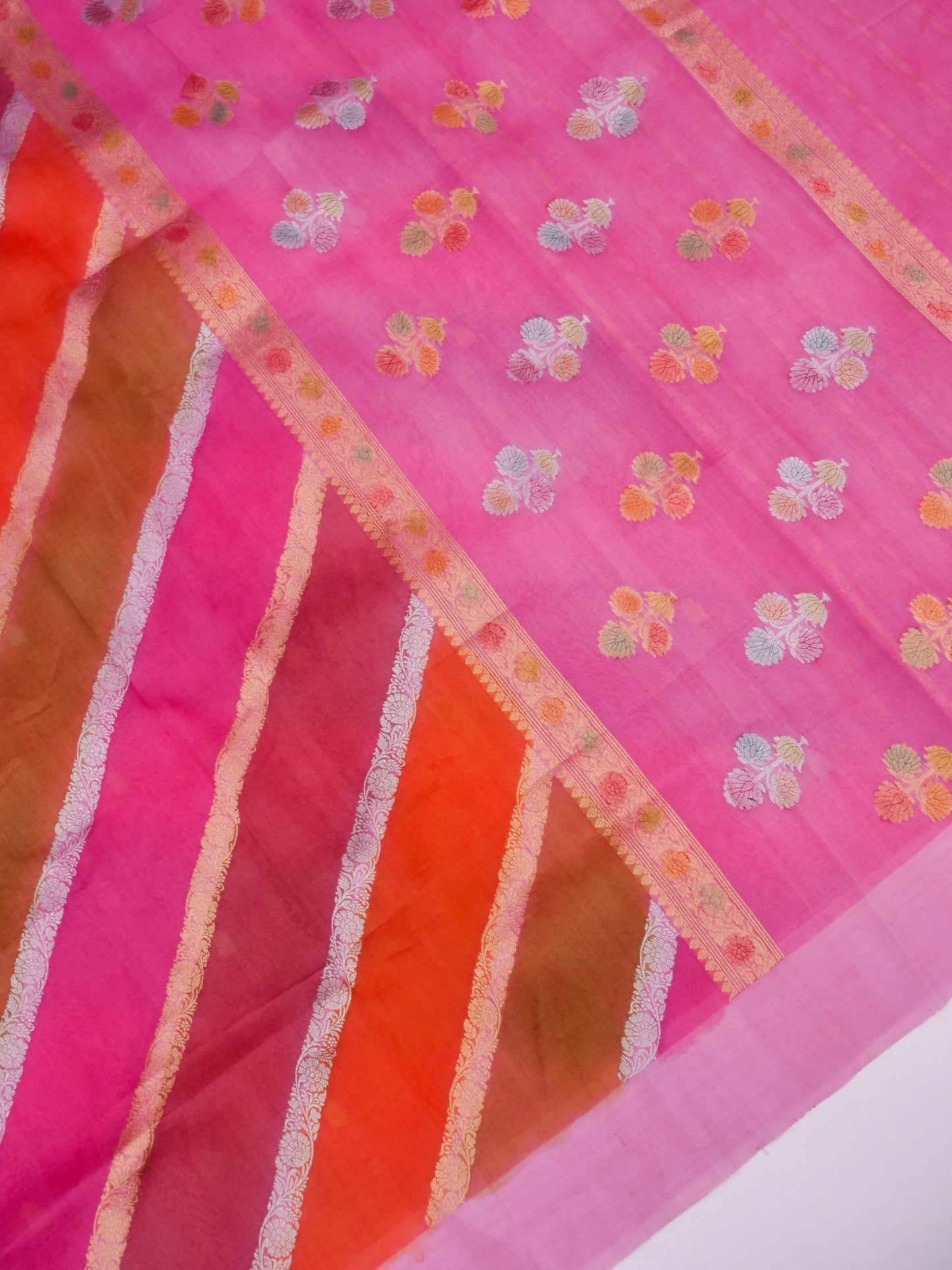 Handloom Banarasi Kora Organza Saree with Kadhwa Buti By Kalakari